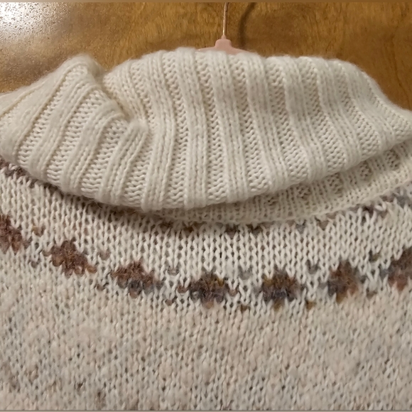 Free People women’s Snow Bunny Fair Isle cowl neck sweater. Size XS Oversized - Picture 15 of 15